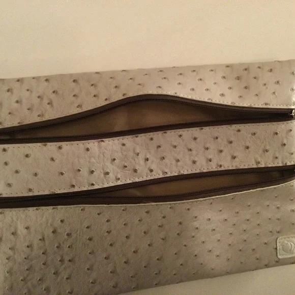 Peachy Keen NWT Clutch Purse Handbag Tan and Brown - Picture 8 of 8